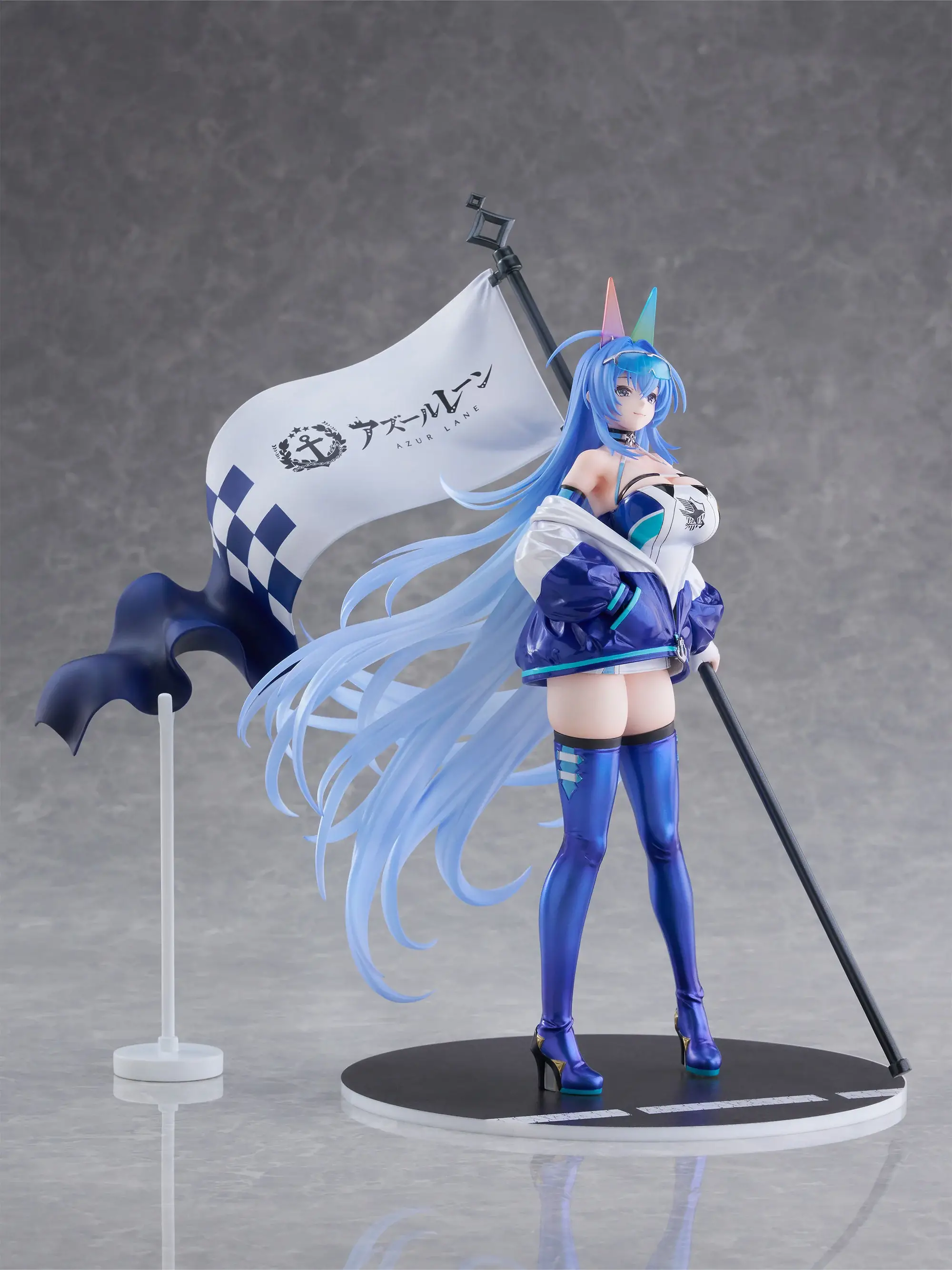 Figurine New Jersey IRF2024ver. d'Azur Lane par F:NEX (Furyu), tenue race queen bleue métallisée avec drapeau de course
